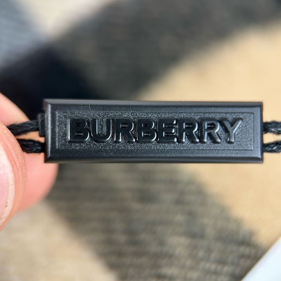 Burberry Beige Giant House Check Scarf 168cm x 30cm Retail $840 NWTs - Picture 8 of 16